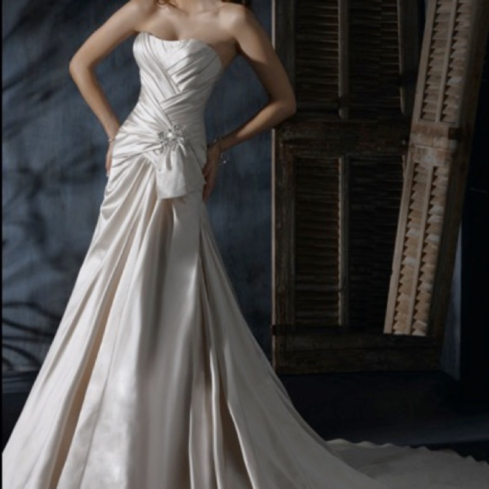 Maggie Sottero “April” Wedding Gown Diamond White Size 4P NWT
